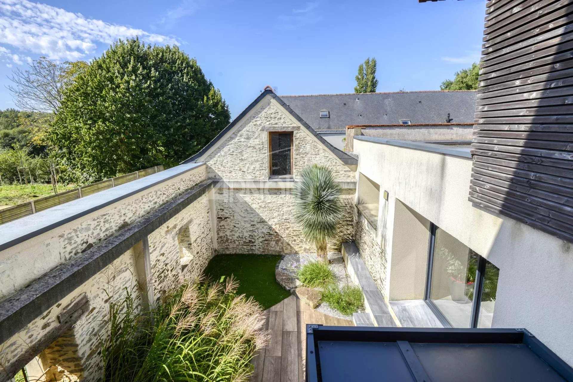 Charming residence in Nantes View of an 18th century residence with swimming pool and garden in Nantes, combining authenticity and modernity.