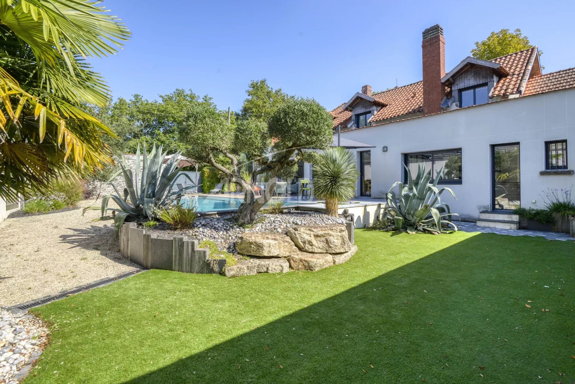 Charming residence in Nantes Charming residence with swimming pool and garden in Nantes, contemporary and authentic style.