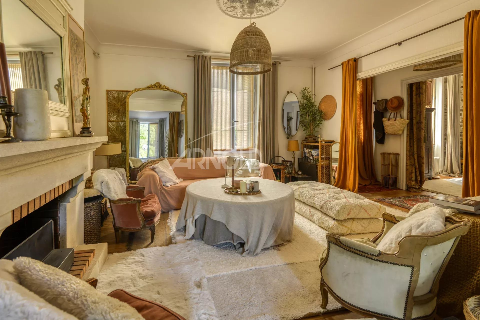 Salon d’une maison bourgeoise à Saint-Étienne-de-Montluc Intérieur d'une maison bourgeoise à Saint-Étienne-de-Montluc, salon chaleureux avec mobilier élégant.