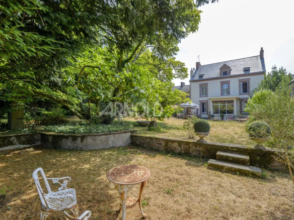 Maison bourgeoise avec jardin à Saint-Étienne-de-Montluc, entourée d'arbres.