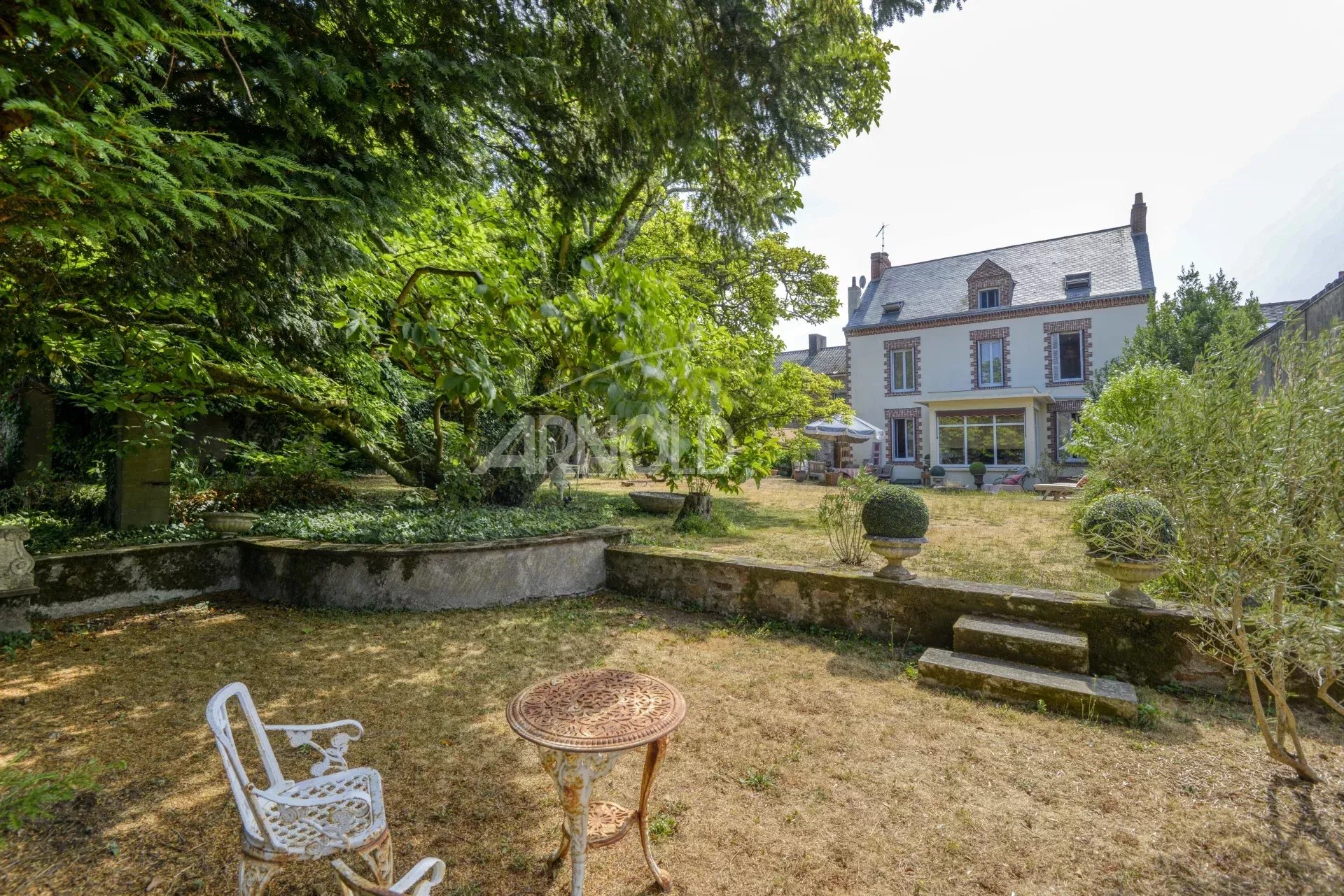 Maison de charme à Saint-Étienne-de-Montluc Maison bourgeoise avec jardin à Saint-Étienne-de-Montluc, entourée d'arbres.