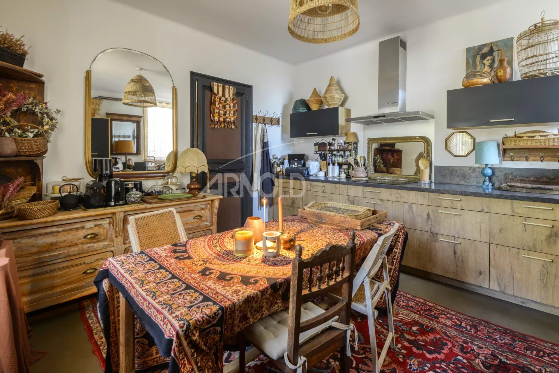 Intérieur d’une maison de charme Intérieur d'une maison bourgeoise à Saint-Étienne-de-Montluc, avec une table dressée et une cuisine élégante.
