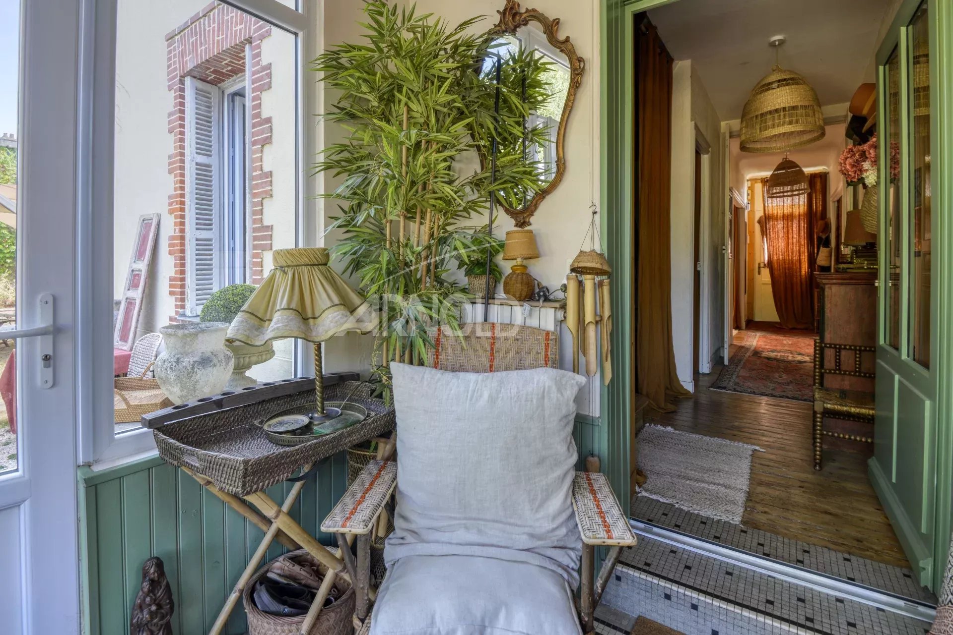 Entrée d’une maison de charme à Saint-Étienne-de-Montluc Entrée d'une maison bourgeoise avec une décoration chaleureuse et des plantes.