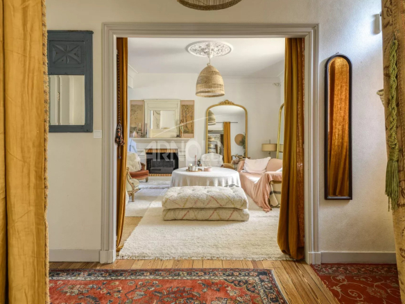 Intérieur d'une maison bourgeoise à Saint-Étienne-de-Montluc avec un salon chaleureux et élégant.