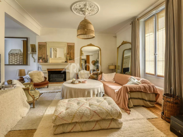 Intérieur d'une maison bourgeoise à Saint-Étienne-de-Montluc, salon lumineux avec mobilier élégant.