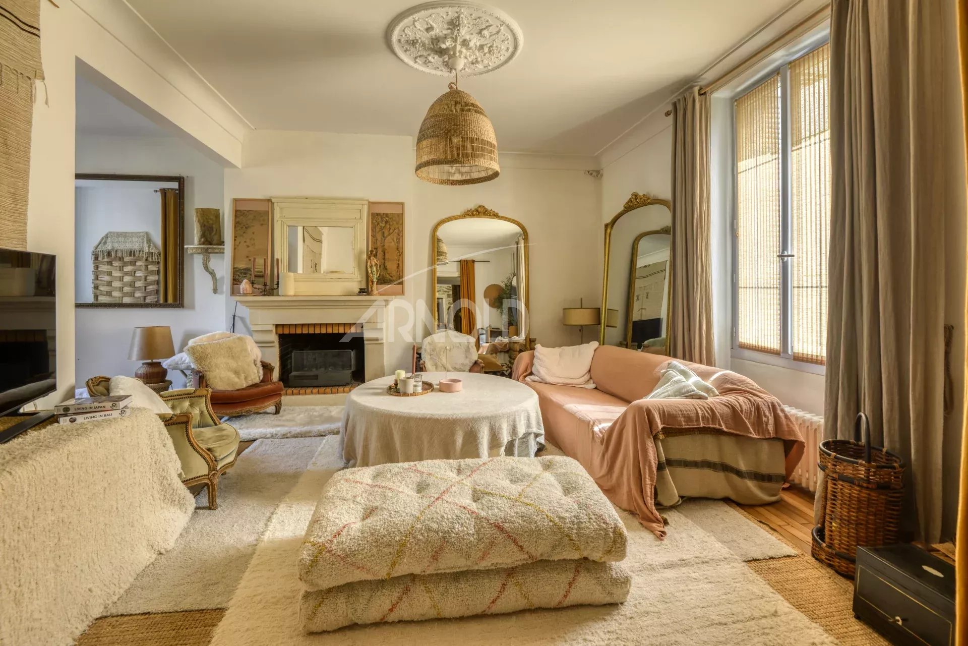 Salon d’une maison de charme à Saint-Étienne-de-Montluc Intérieur d'une maison bourgeoise à Saint-Étienne-de-Montluc, salon lumineux avec mobilier élégant.