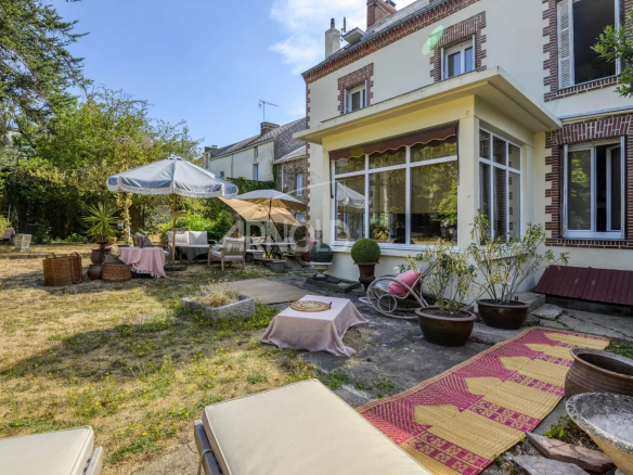 Maison bourgeoise avec jardin à Saint-Étienne-de-Montluc, France.