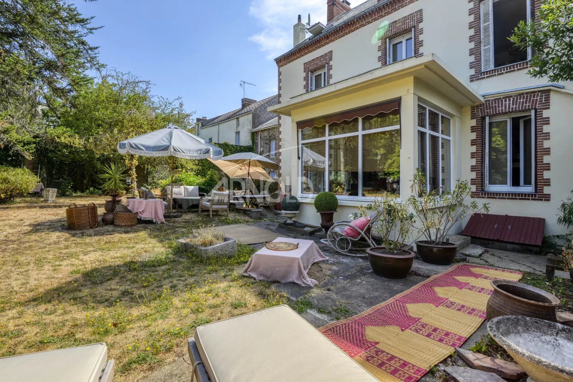 Maison de charme à Saint-Étienne-de-Montluc Maison bourgeoise avec jardin à Saint-Étienne-de-Montluc, France.