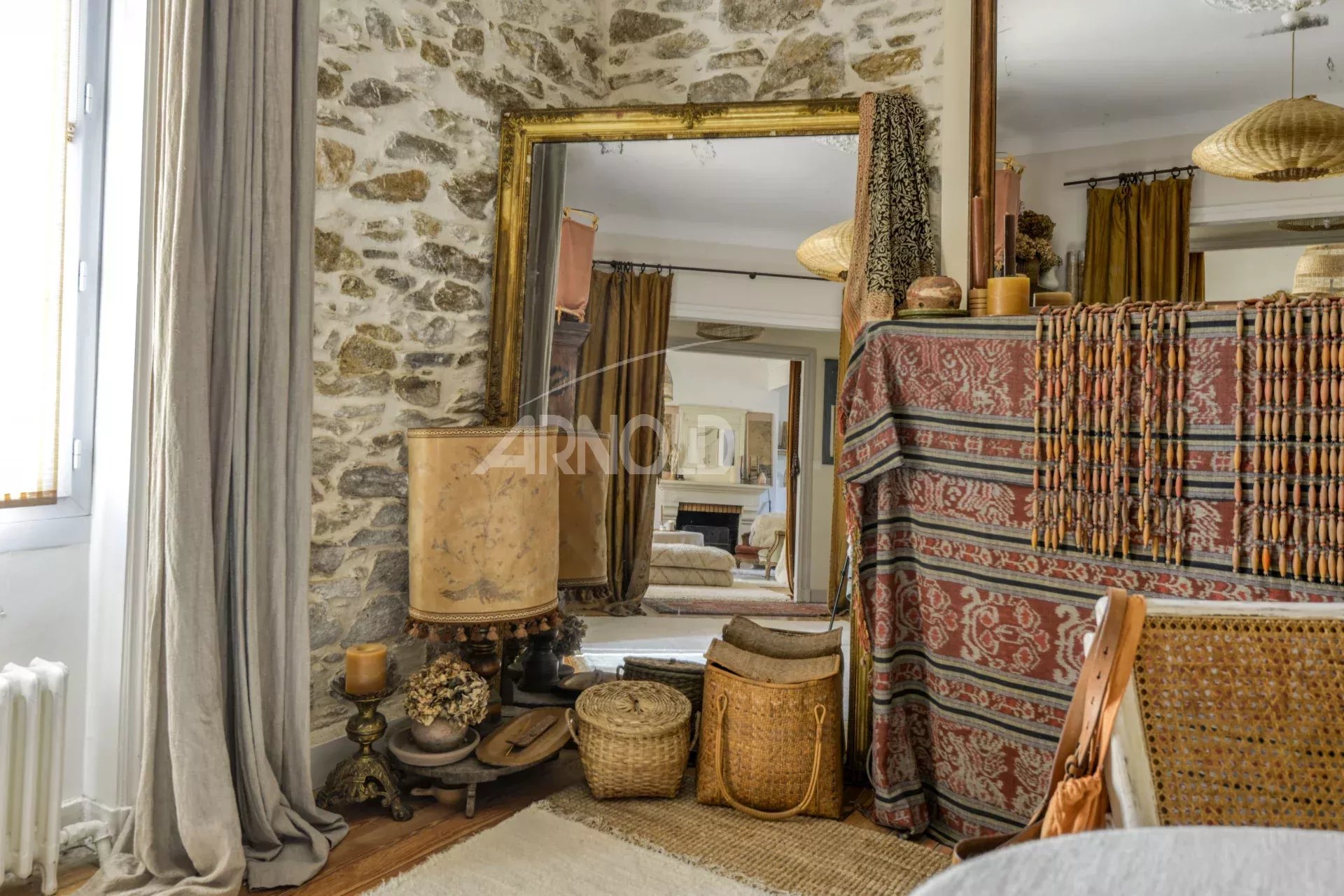 Intérieur d’une maison de charme Intérieur d'une maison bourgeoise à Saint-Étienne-de-Montluc avec des éléments décoratifs en pierre et en textile.