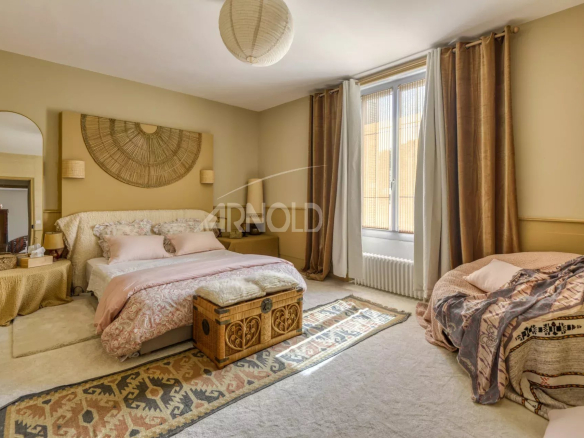 Chambre spacieuse et élégante dans une maison bourgeoise à Saint-Étienne-de-Montluc, avec décoration chaleureuse.