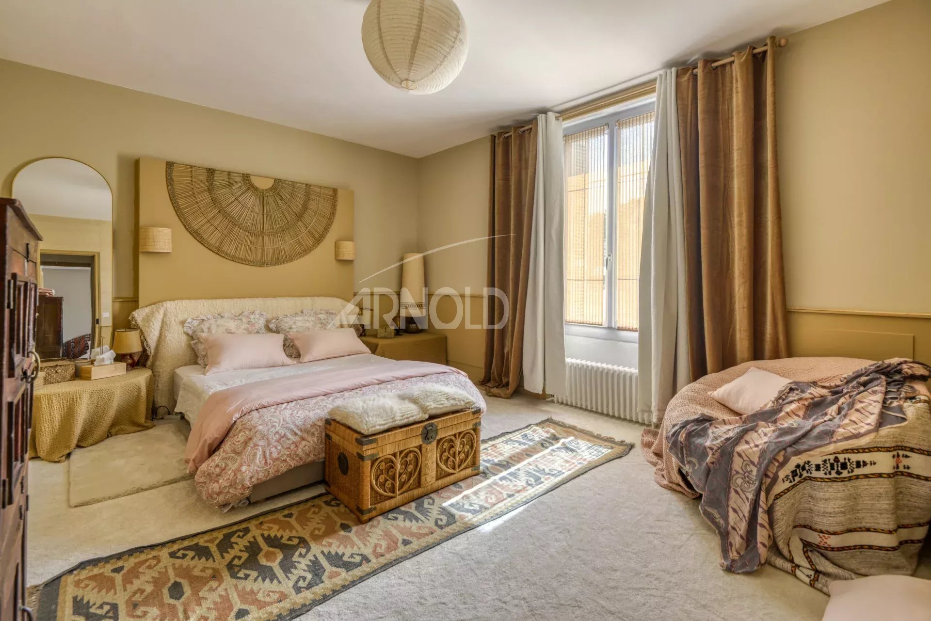 Chambre dans une maison de charme Chambre spacieuse et élégante dans une maison bourgeoise à Saint-Étienne-de-Montluc, avec décoration chaleureuse.