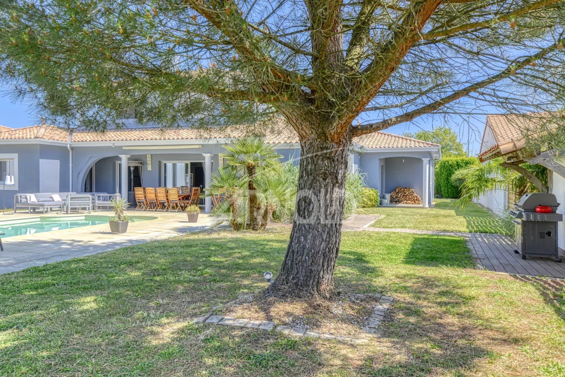 Maison contemporaine avec piscine et jardin à Les Sorinières