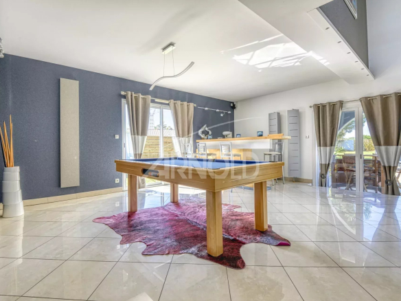Intérieur d'une maison contemporaine avec salon lumineux et table en bois.