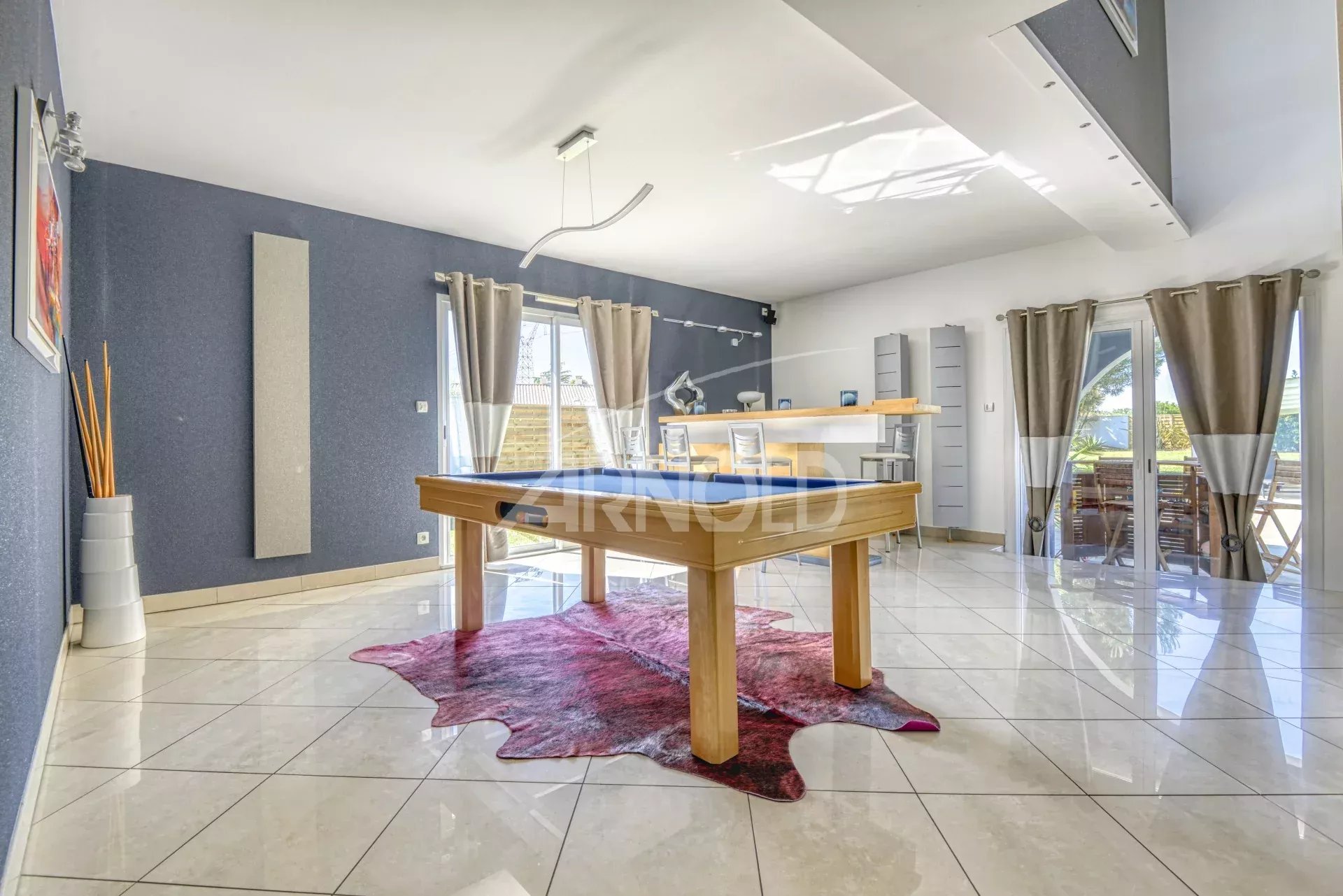Intérieur d'une maison contemporaine avec salon lumineux et table en bois.
