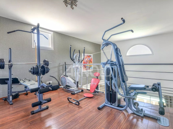 Salle de sport équipée avec divers appareils de fitness.