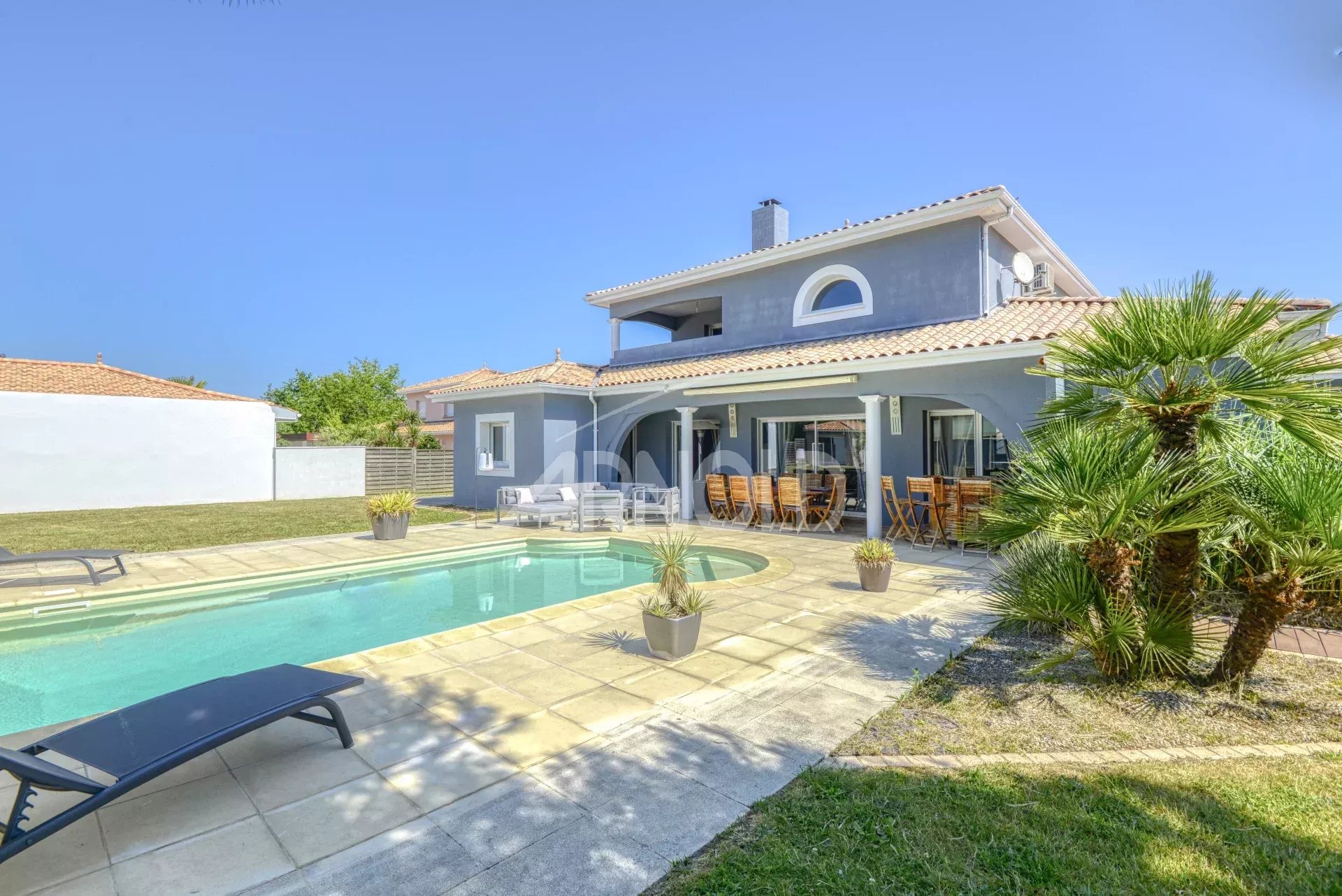Maison contemporaine avec piscine à Les Sorinières, vue sur le jardin.