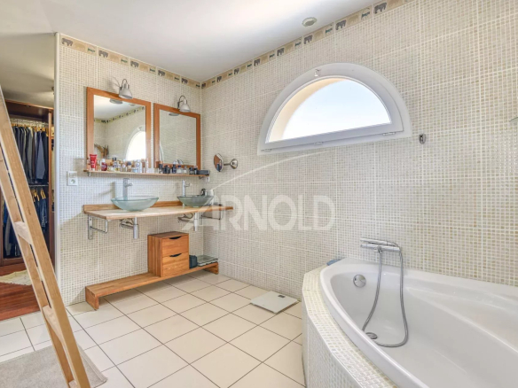 Salle de bain moderne avec baignoire et double vasque