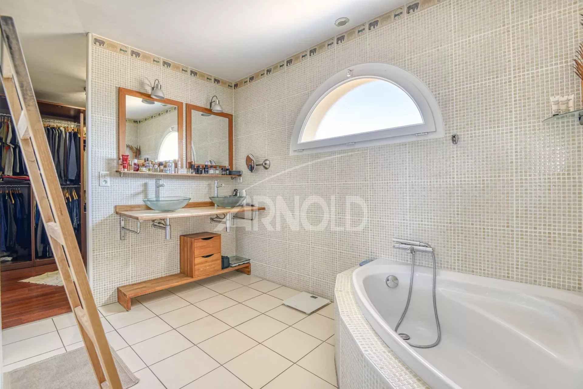 Salle de bain moderne avec baignoire et double vasque