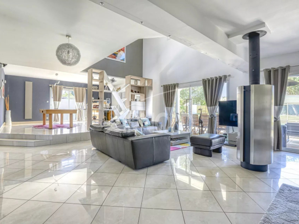 Intérieur d'une maison contemporaine avec salon lumineux et accès à la piscine.