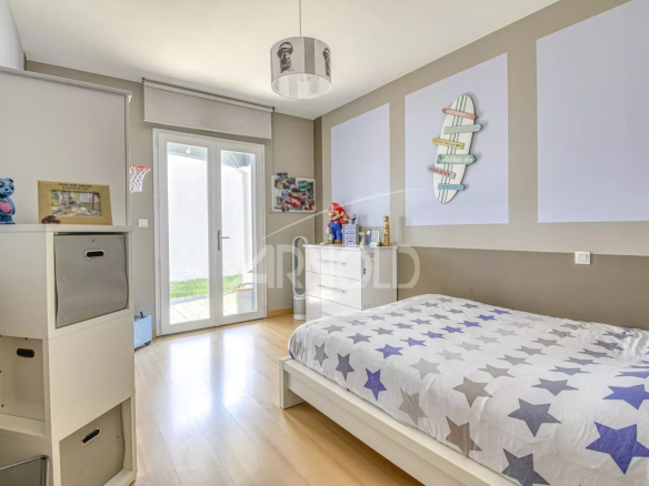 Chambre d'une maison contemporaine avec lit et décoration moderne.