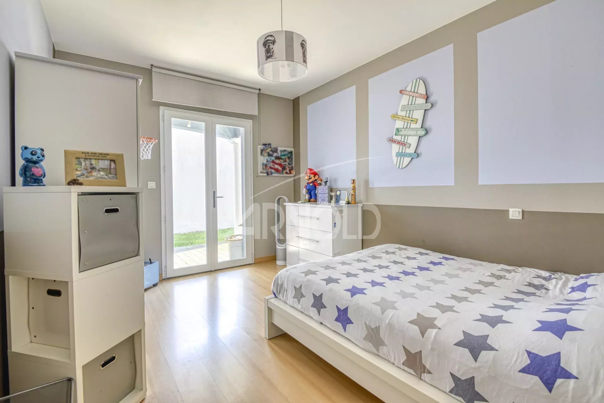Chambre d'une maison contemporaine avec lit et décoration moderne.
