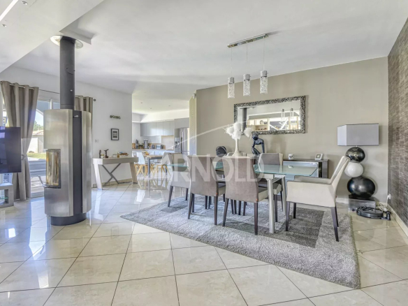 Intérieur d'une maison contemporaine avec salon et salle à manger lumineux.