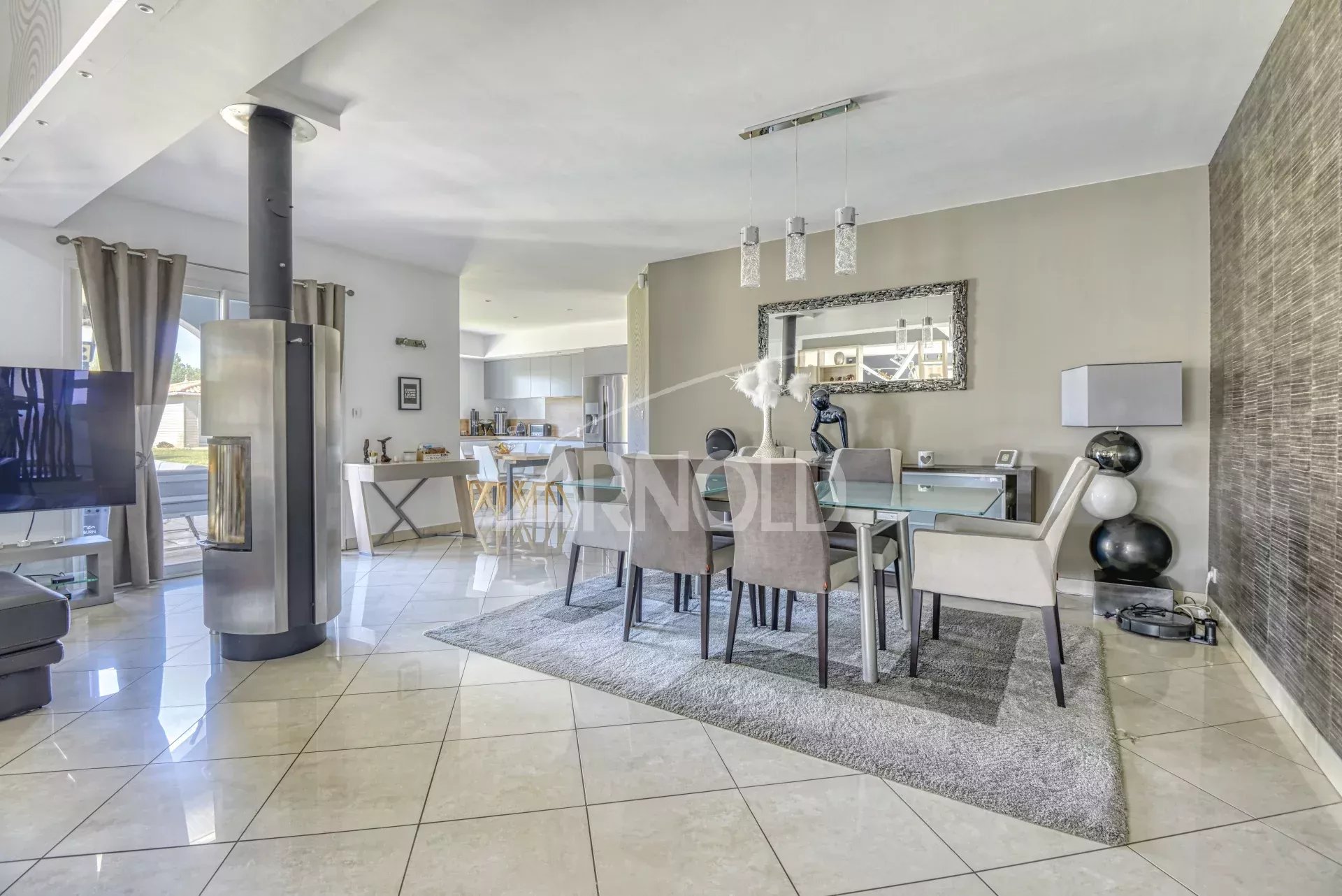 Intérieur d'une maison contemporaine avec salon et salle à manger lumineux.