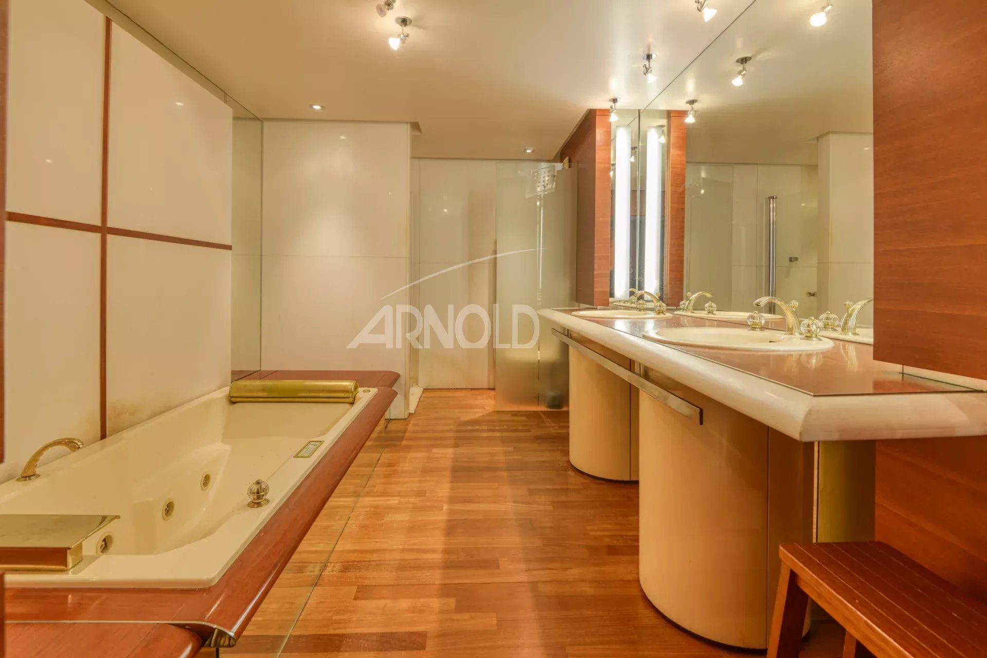 Bathroom of a 7-room apartment in Nantes Modern bathroom with bathtub and double sink in a luxury apartment.