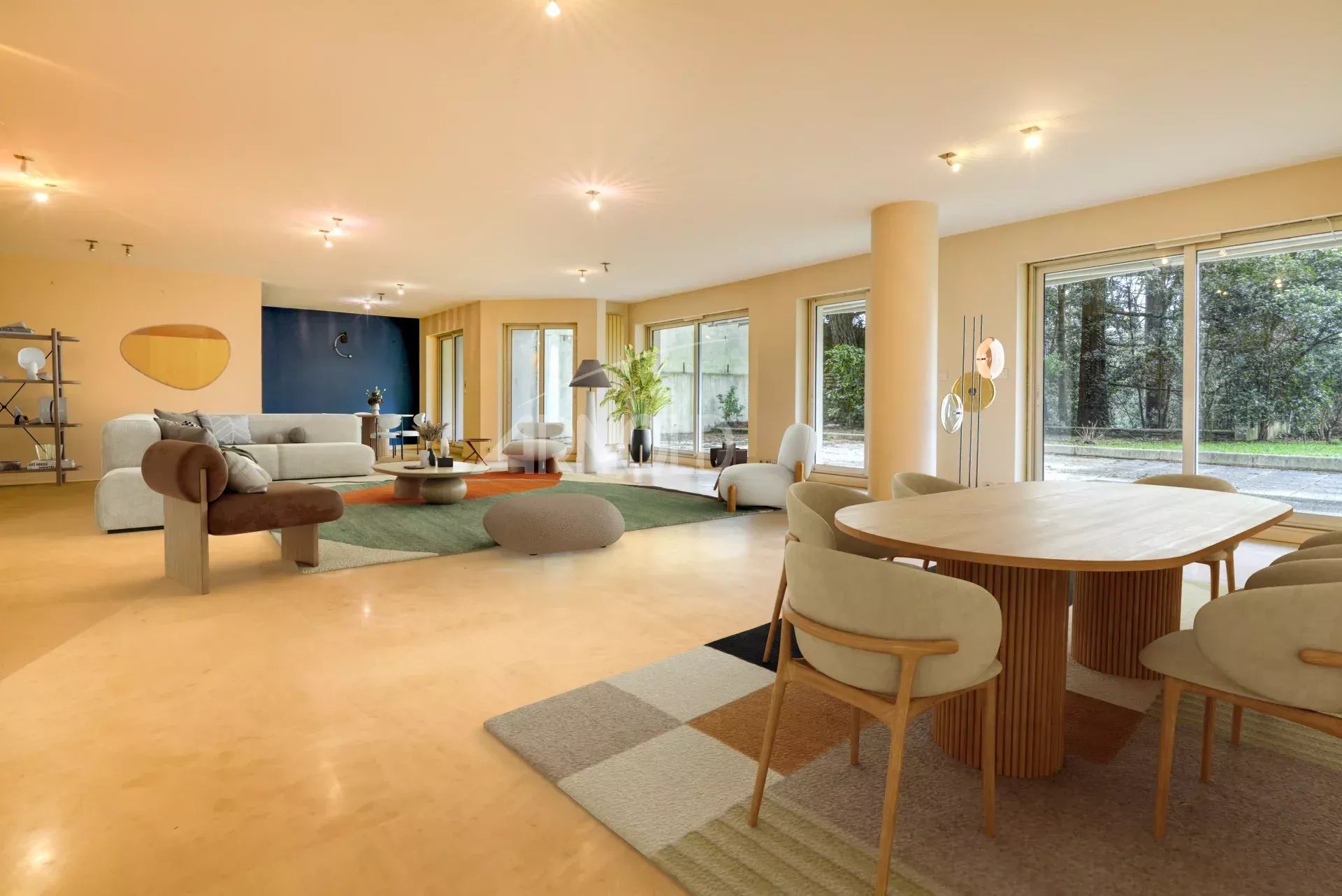 7-room apartment in Nantes Interior of a 7-room apartment in Nantes, bright living space with living room and dining room.