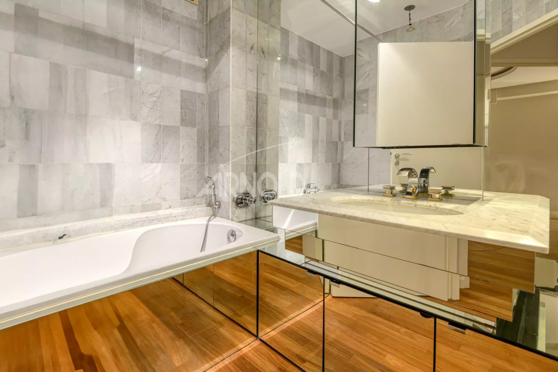 Bathroom of a 7-room apartment in Nantes Modern bathroom with bathtub and marble vanity