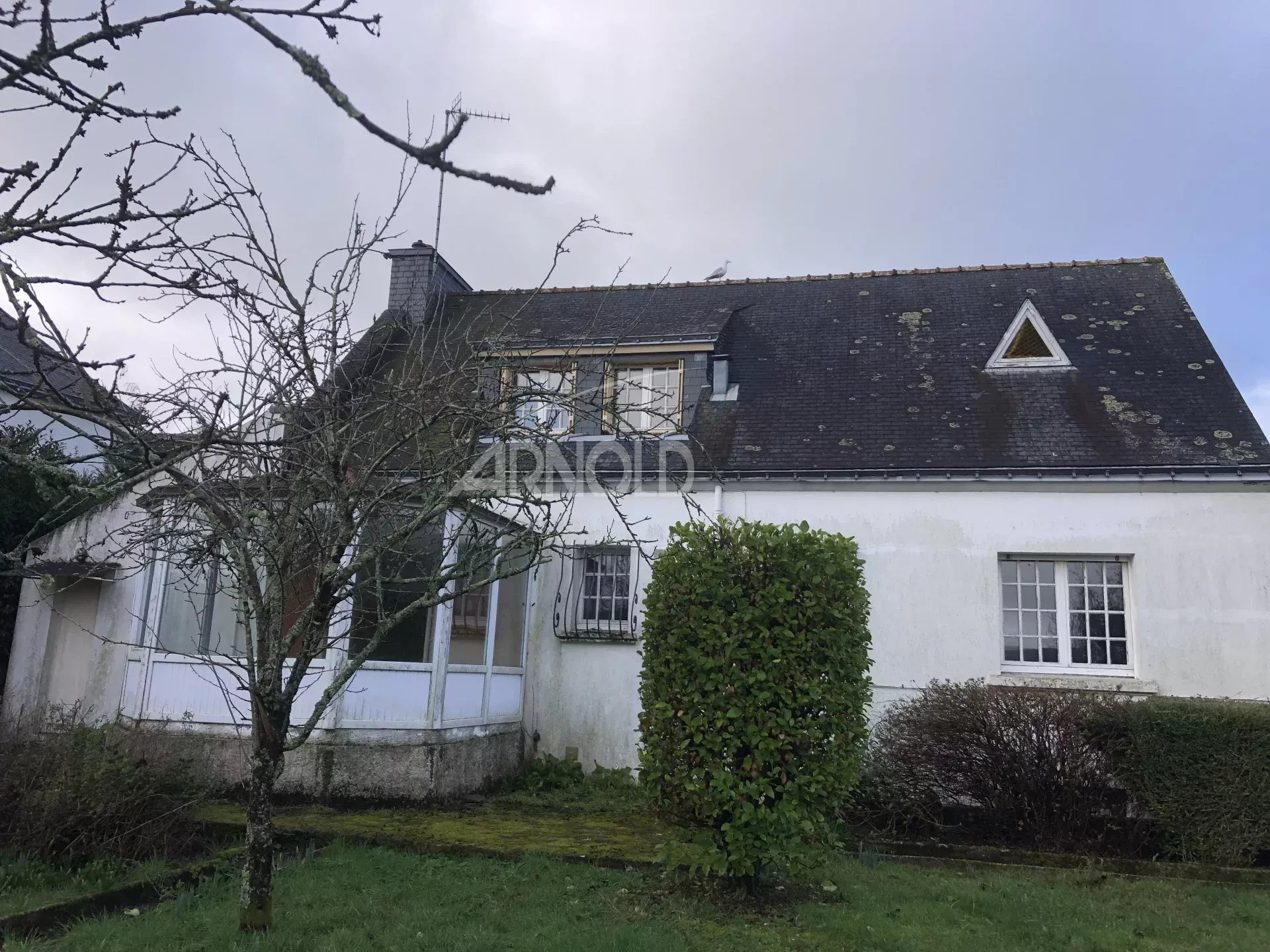 Terrain constructible à Vannes Maison à rénover sur un terrain constructible de 2022 m² à Vannes, quartier prestigieux.