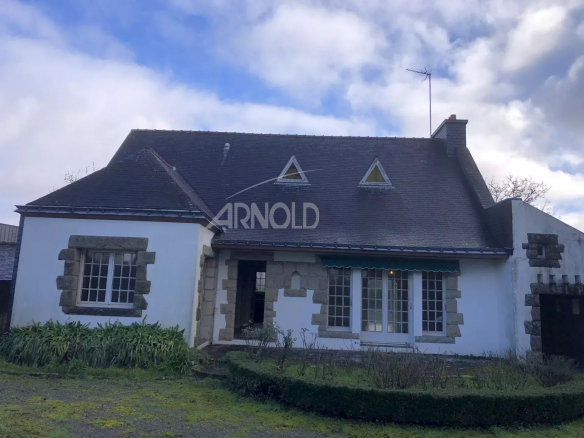 Maison à rénover avec jardin, située dans le quartier prestigieux de La Garenne à Vannes.