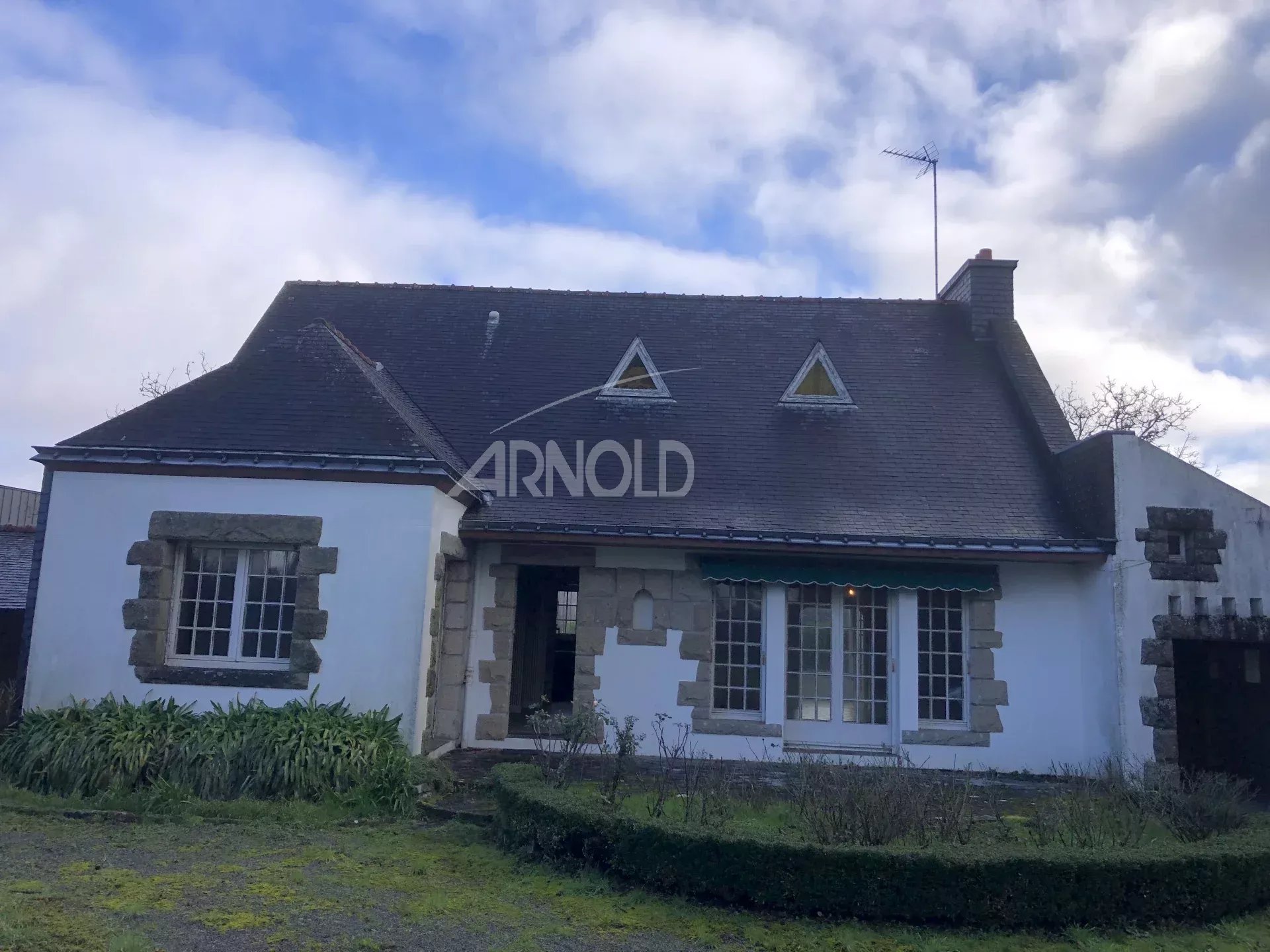 Maison à rénover à Vannes Maison à rénover avec jardin, située dans le quartier prestigieux de La Garenne à Vannes.