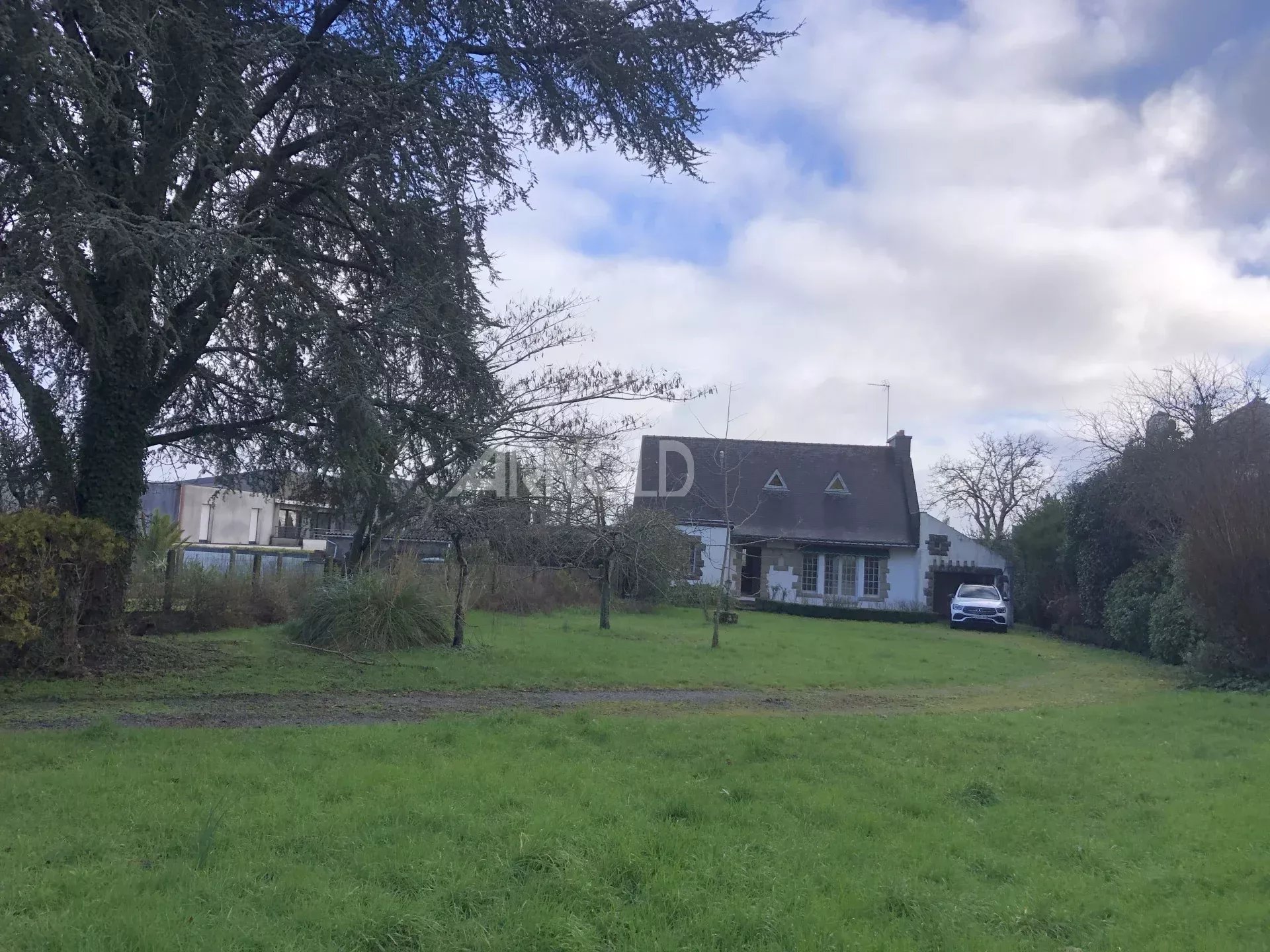 Terrain constructible à Vannes Terrain constructible de 2022 m² avec maison à rénover à Vannes, quartier La Garenne.