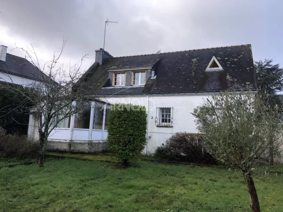 Maison à rénover sur un terrain constructible de 2022 m² à Vannes, quartier La Garenne.