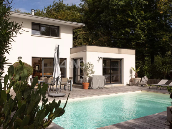 Contemporary house with heated swimming pool in a quiet environment in Ploeren, near Vannes.