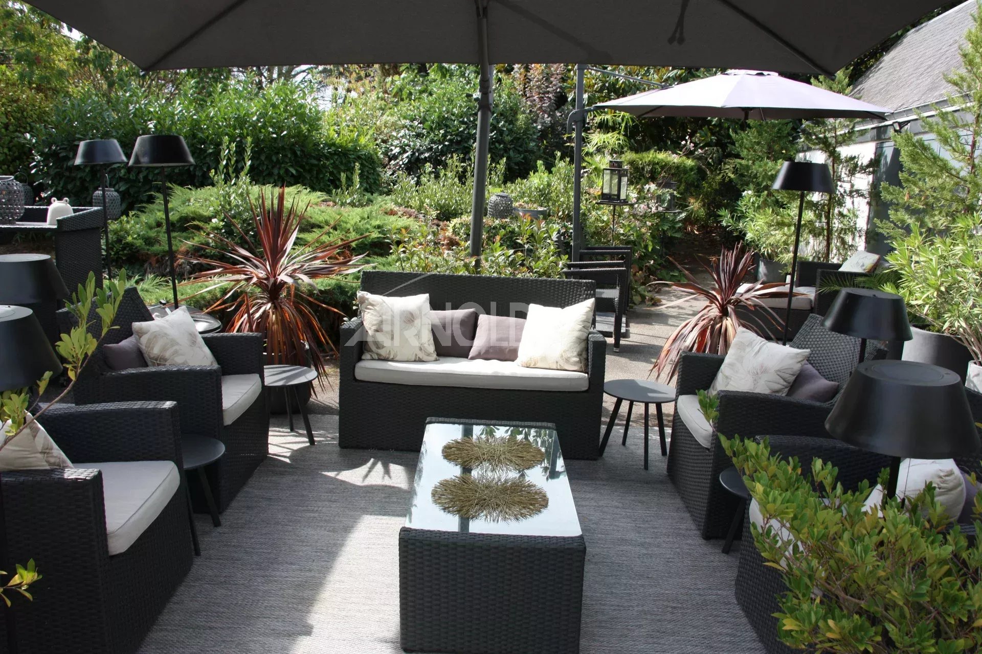 Terrasse de maison à Belz Terrasse aménagée avec mobilier de jardin dans une maison à Belz, entourée de verdure.