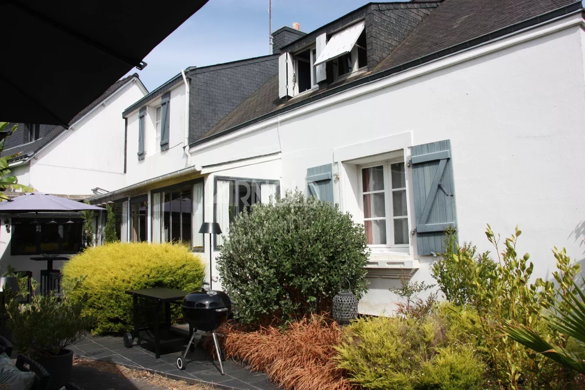 Maison de charme à Belz Maison de charme à Belz avec jardin et terrasse, entourée de verdure.
