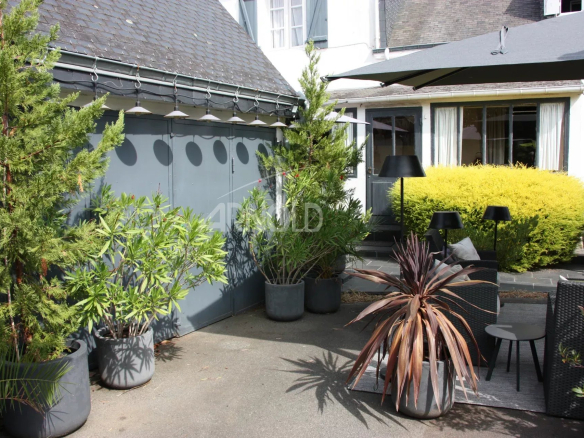 Terrasse d'une maison avec des plantes et des meubles de jardin à Belz.