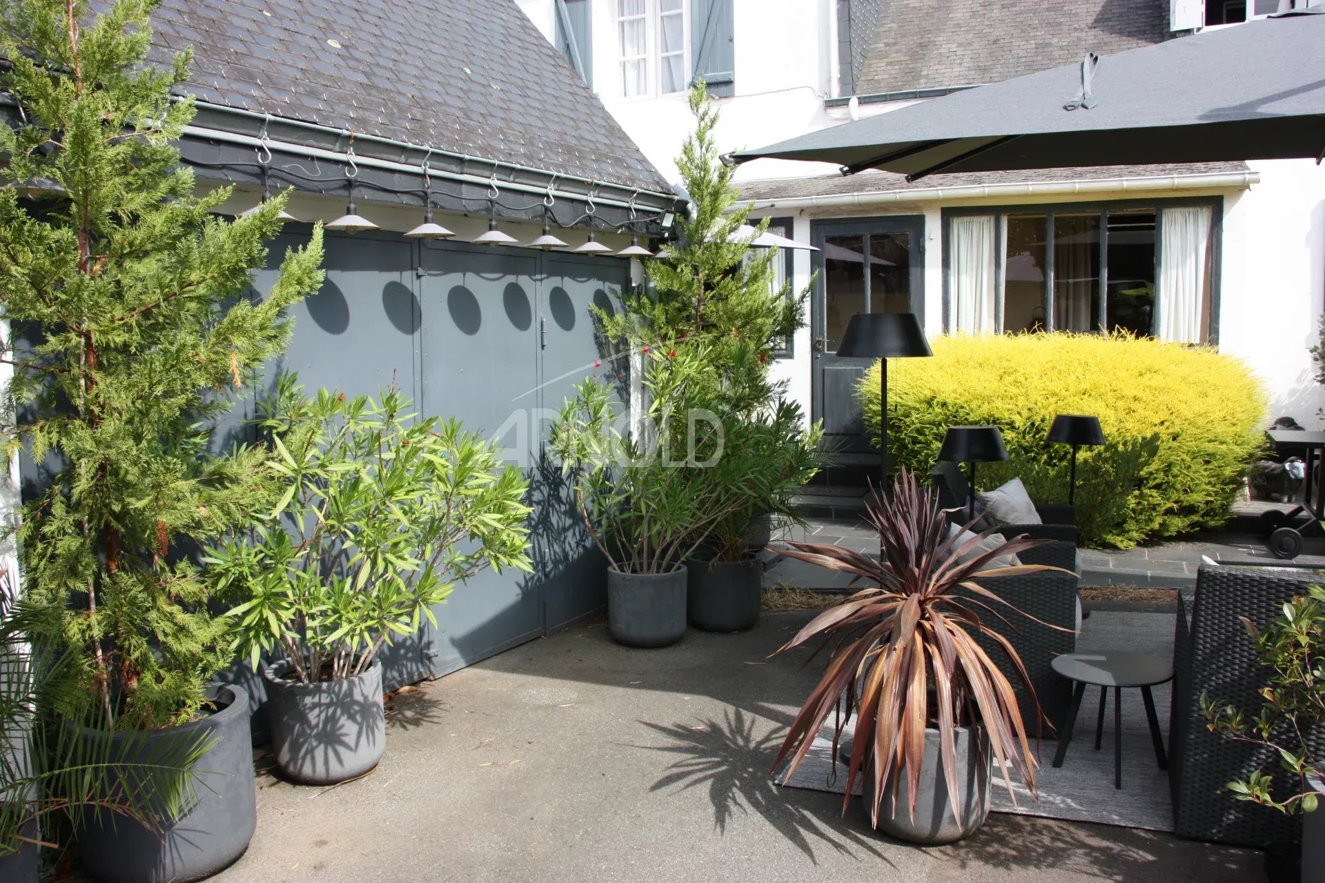Terrasse de maison à Belz Terrasse d'une maison avec des plantes et des meubles de jardin à Belz.