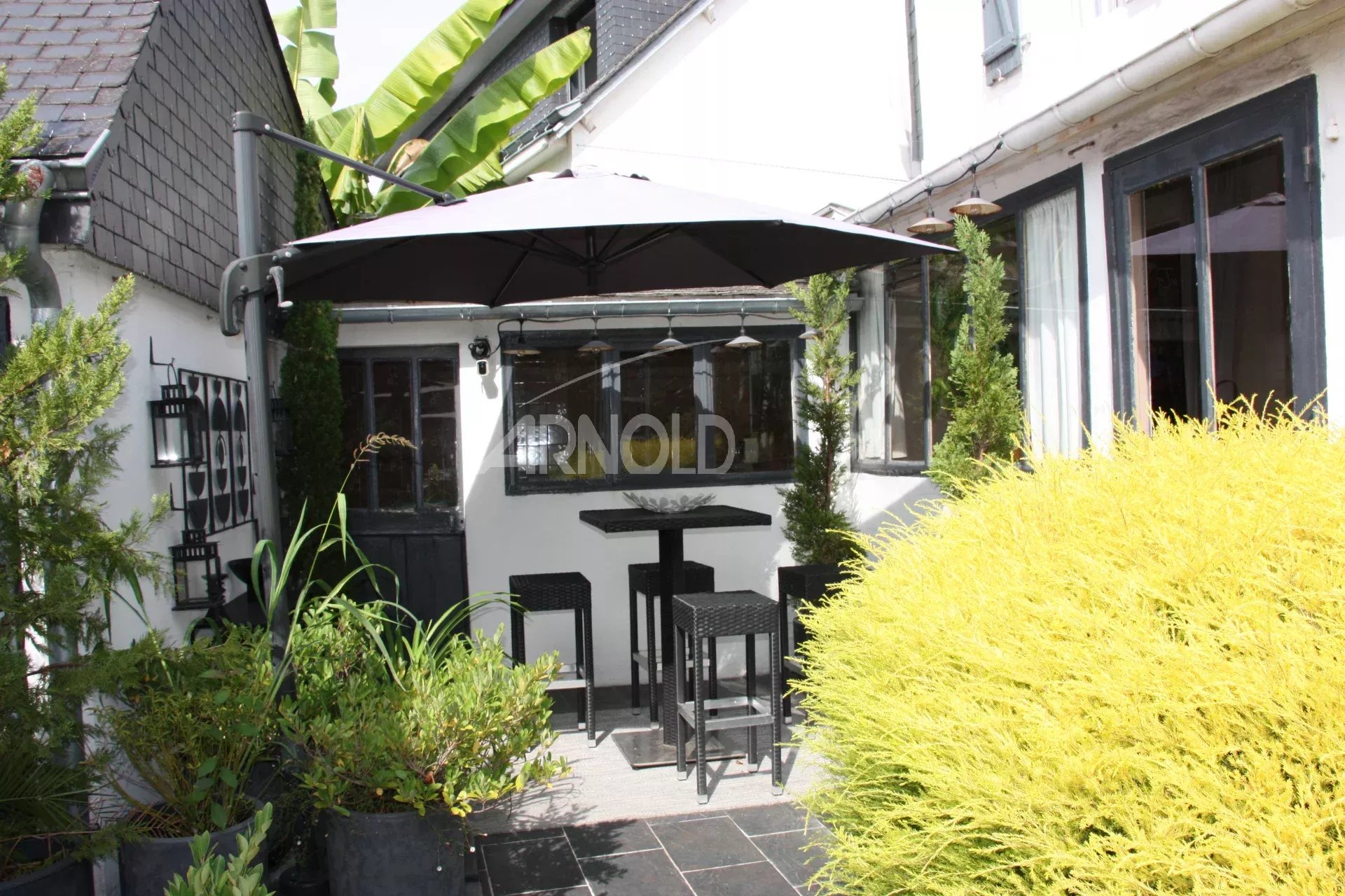 Terrasse d’une maison à Belz Terrasse d'une maison de charme à Belz avec mobilier de jardin et plantes