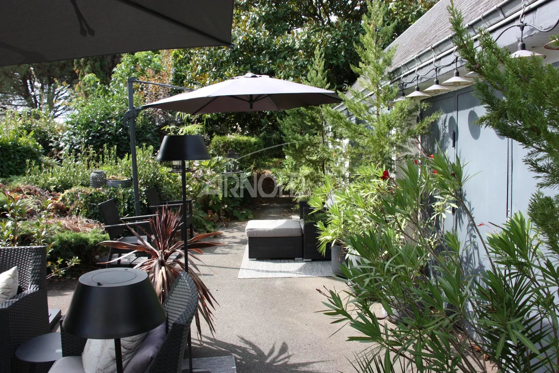 Terrasse de maison à Belz Terrasse d'une maison avec mobilier de jardin et plantes, à Belz.