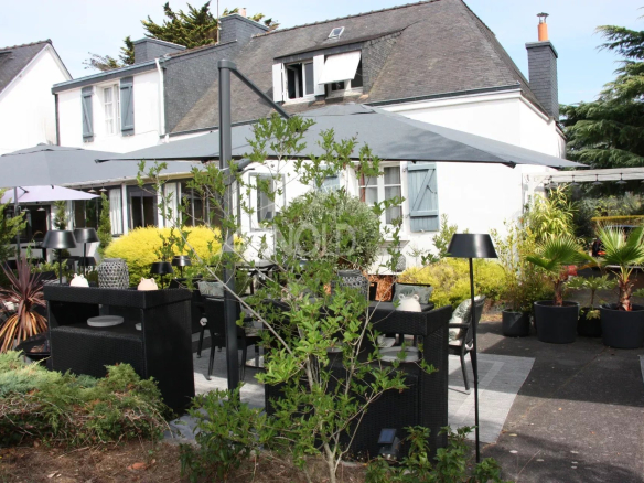 Maison de charme avec terrasse et jardin à Belz, entourée de verdure.
