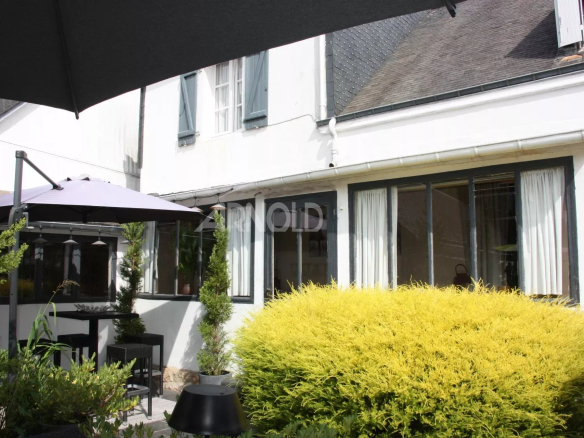 Maison de charme avec jardin à Belz, vue sur le patio et les fenêtres.