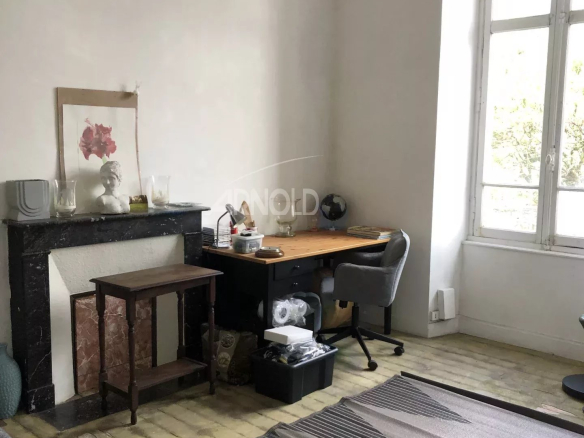 Interior of a house to be renovated in Vannes, with an office and a fireplace.