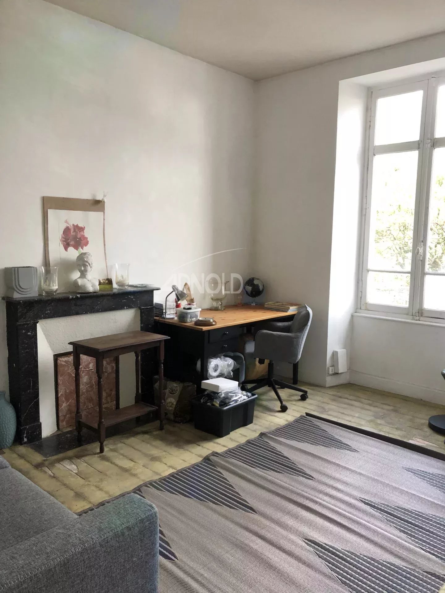 House to renovate in Vannes Interior of a house to be renovated in Vannes, with an office and a fireplace.