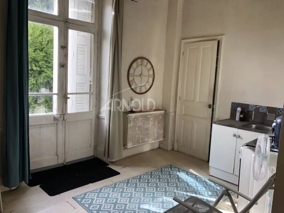 Interior of a bourgeois house to be renovated in Vannes, with kitchen and bright windows.