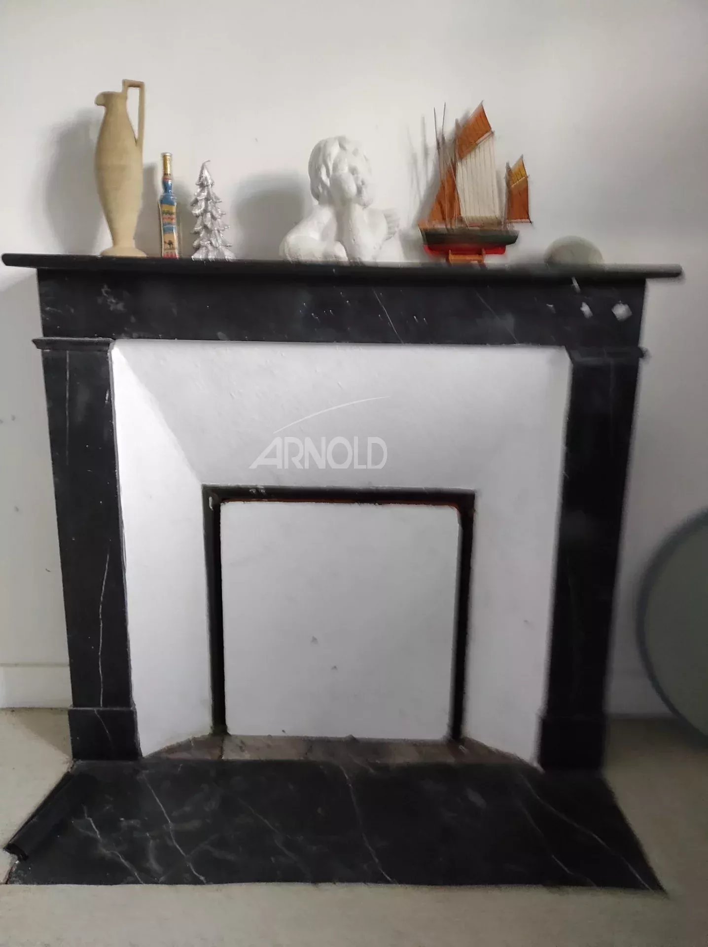 Black marble fireplace Black marble fireplace in a house to be renovated in Vannes.