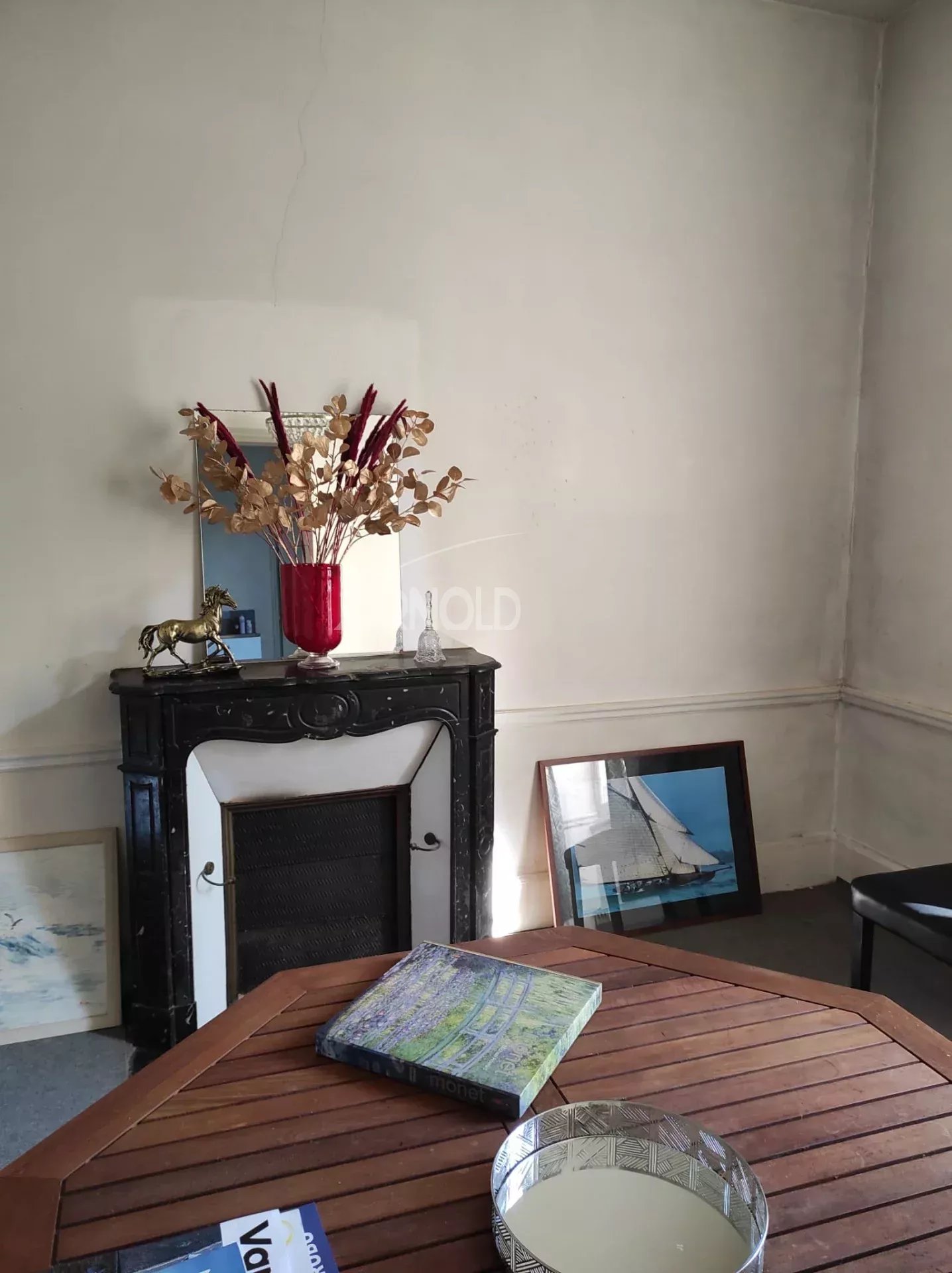 Interior of a house to renovate in Vannes Interior of a bourgeois house to be renovated in Vannes, with fireplace and simple decoration.