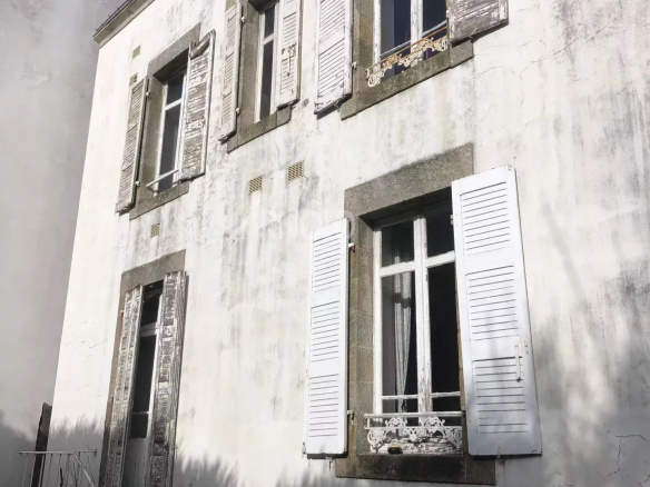 Bourgeois house to renovate in Vannes, with shuttered windows and stone facade.